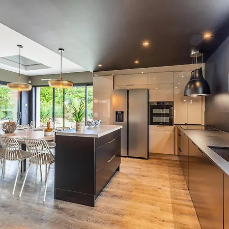 Modern With Private Pool *