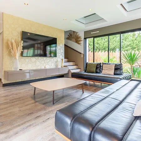 Semesterbostad Modern With Private Pool